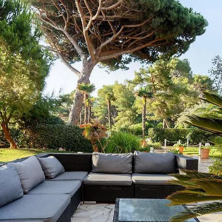 Pierre & La Pinede Йер