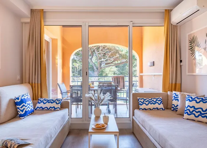 Pierre & La Pinede Apart Otel Hyères